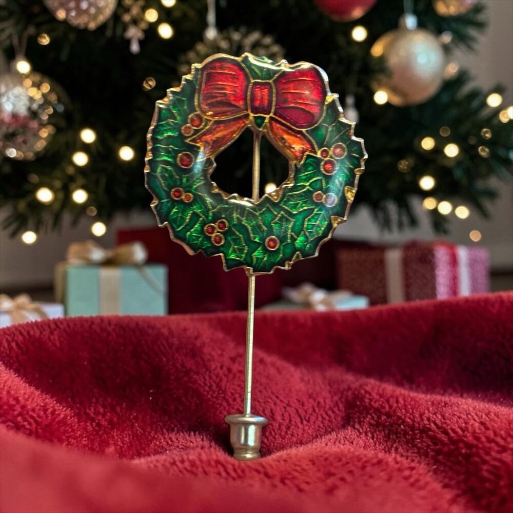 Vintage Christmas Wreath Stick Pin Green Red Enamel Holiday Lapel Pin Brooch
